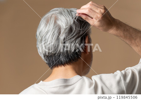 ビューティー　ミドルエイジ　ヘアケア　後ろ姿 119845506