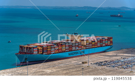 コンテナを満載したコンテナ船 コンテナを満載したコンテナ船 119845538