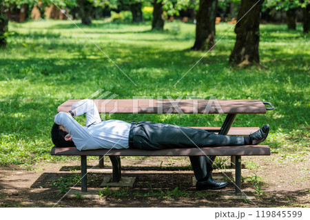 ベンチに横になり休憩する男性 ベンチに横になり休憩する男性 119845599