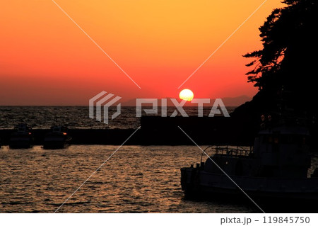 仁科港の海岸から見た綺麗な夕陽 119845750