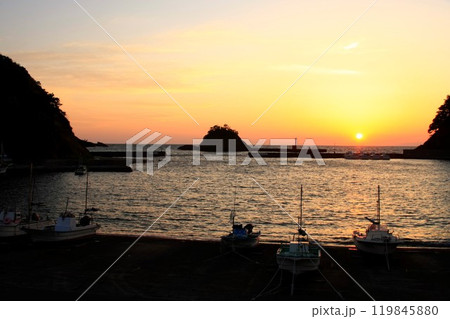 仁科港の海岸から見た綺麗な夕陽 119845880
