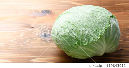 新鮮なキャベツ ( 木目背景 ) 新鮮なキャベツ ( 木目背景 ) 119845911