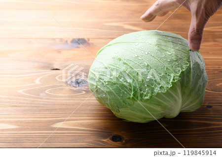 新鮮なキャベツ ( 木目背景 ) 新鮮なキャベツ ( 木目背景 ) 119845914