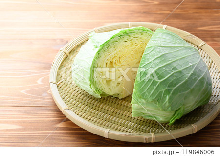 新鮮なキャベツ カットイメージ （ 木目背景 ）　 119846006