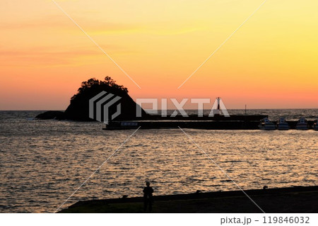 仁科港から見た綺麗な夕陽 119846032