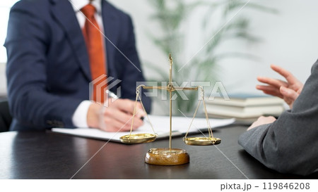 トラブルの相談を受ける弁護士 119846208