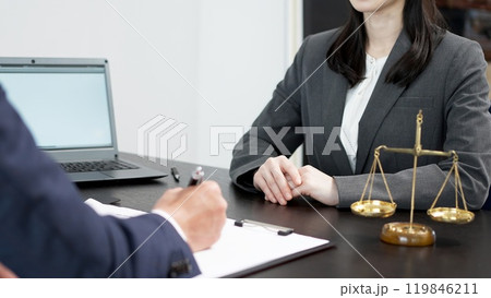 弁護士にトラブルの相談をする女性 119846211