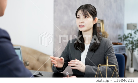 弁護士にトラブルの相談をする女性 弁護士にトラブルの相談をする女性 119846215