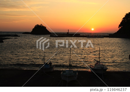 仁科港から見た綺麗な夕陽 仁科港から見た綺麗な夕陽 119846237