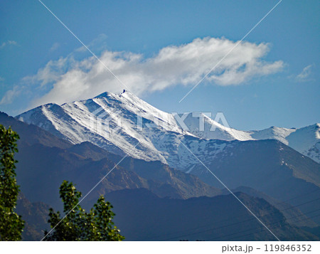 インドに残る小チベットといわれるラダック西部にあるアルチの町から眺めた雪山 119846352