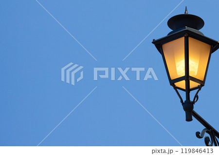 明かりのついた街灯 119846413