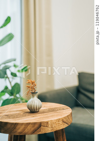 テーブルの上に置いた一輪挿しのミモザのドライフラワー 119846762