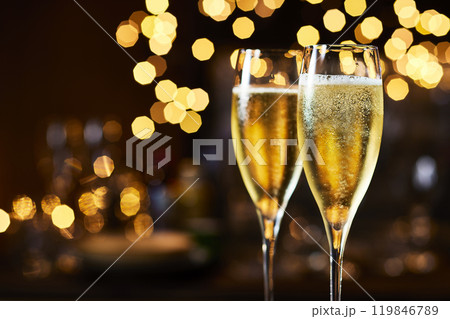 シャンパングラスで祝う華やかな乾杯シーン 119846789