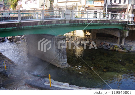 兵庫県新温泉町 湯村温泉 春来川に架かる温泉橋 兵庫県新温泉町 湯村温泉 春来川に架かる温泉橋 119846805