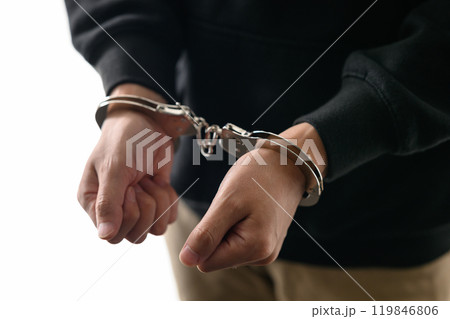 手錠をかけられた男性の手元 119846806