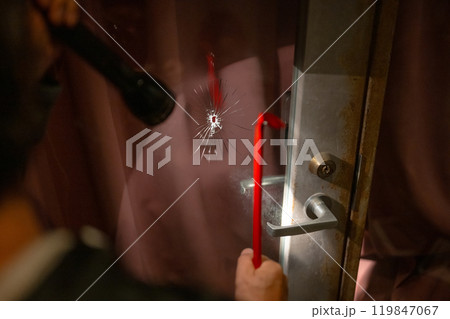 窓を開ける犯罪者 119847067