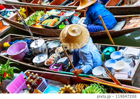 Traditional floating market in Damnoen Saduak near Bangkok, Thailand. 119847208