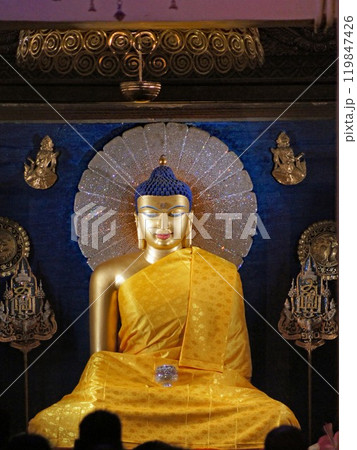 インドにあるおしゃか様の聖地のひとつ成道の地にある聖大菩提寺本堂のご本尊である降魔成道仏 119847426