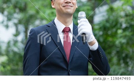 演説をする男性 演説をする男性 119847493