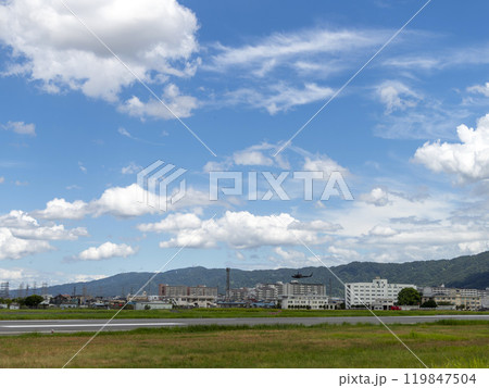 夏の青空が広がる八尾空港と八尾駐屯地の風景 夏の青空が広がる八尾空港と八尾駐屯地の風景 119847504