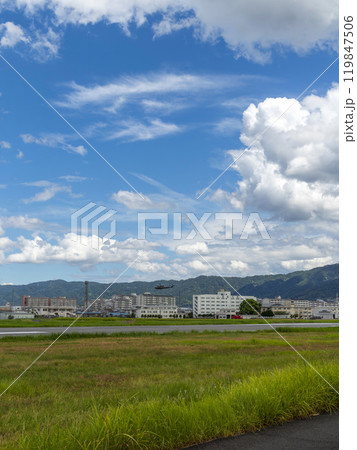 夏の青空が広がる八尾空港と八尾駐屯地の風景 119847506