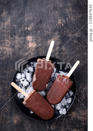 Chocolate ice cream popsicles in glaze Chocolate ice cream popsicles in glaze 119847638