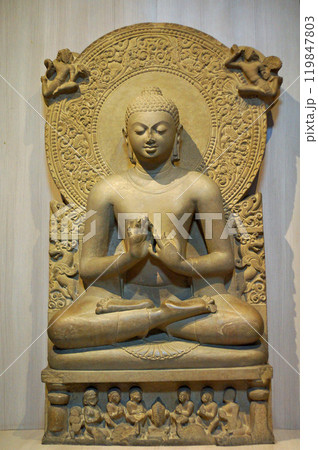 インドのお釈迦様四大聖地の一つサールナートの博物館に展示されるはじめて説法された姿の彫刻初転法輪仏 インドのお釈迦様四大聖地の一つサールナートの博物館に展示されるはじめて説法された姿の彫刻初転法輪仏 119847803