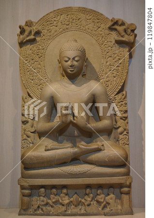 インドのお釈迦様四大聖地の一つサールナートの博物館に展示されるはじめて説法された姿の彫刻初転法輪仏 119847804