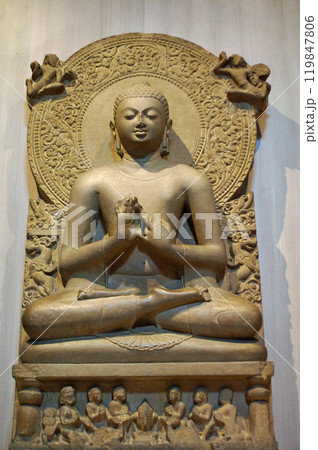 インドのお釈迦様四大聖地の一つサールナートの博物館に展示されるはじめて説法された姿の彫刻初転法輪仏 119847806