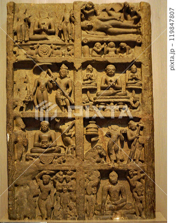 インドのお釈迦様の四大聖地サールナートにある博物館に展示される大切な八大聖地を彫刻で表した八相図彫刻 119847807
