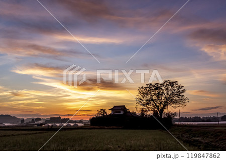 朝焼けの反射で輝く雲の造形と田園風景【【秋期の夜明け】 朝焼けの反射で輝く雲の造形と田園風景【【秋期の夜明け】 119847862