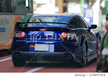 街中を走るスポーツカー　イメージ 119847929