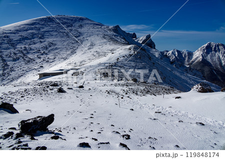 冬の八ヶ岳連峰・硫黄岳山荘から見る横岳の岩峰 119848174