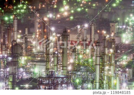 煙と光に包まれる工場夜景、四日市のコンビナートが美しい 煙と光に包まれる工場夜景、四日市のコンビナートが美しい 119848185