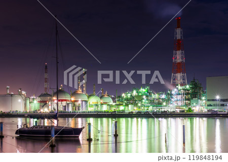 煙と光に包まれ水面に反射する工場夜景、四日市のコンビナートが美しい 煙と光に包まれ水面に反射する工場夜景、四日市のコンビナートが美しい 119848194