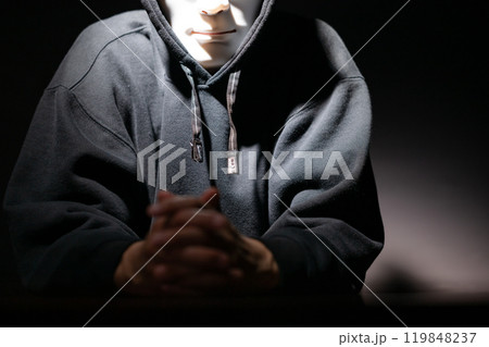 仮面をかぶってパソコンを見る男性 仮面をかぶってパソコンを見る男性 119848237