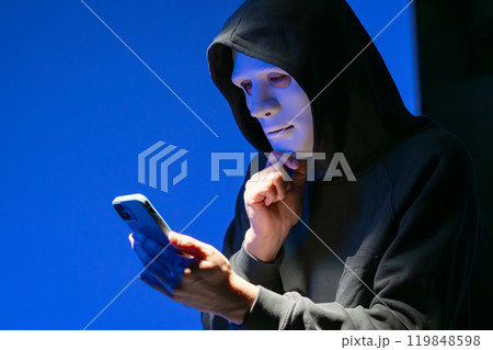 スマホを操作する覆面ハッカー 119848598