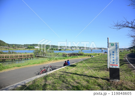 印旛沼サイクリングロード 休憩をとるサイクリスト 印旛沼サイクリングロード 休憩をとるサイクリスト 119848605