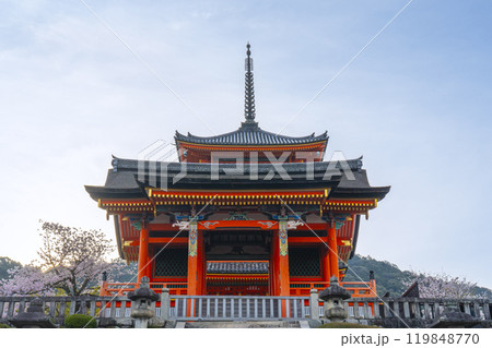 満開の桜と清水寺 西門と三重塔 満開の桜と清水寺 西門と三重塔 119848770