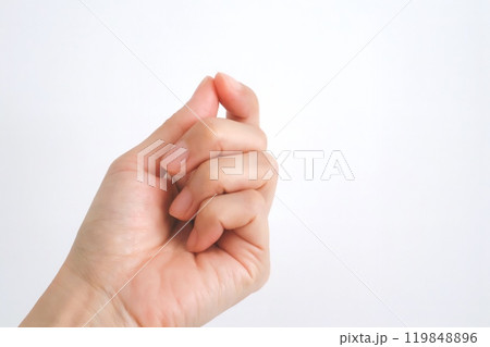 握り締めた女性の左手 119848896