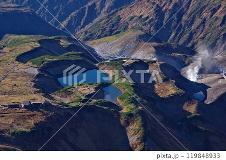 立山から見るミクリガ池やミドリガ池など室堂平の風景 119848933
