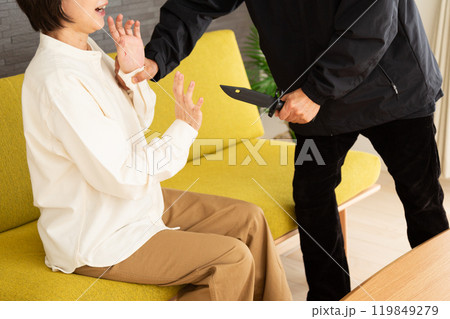 ナイフを持つ強盗と怯えるシニア女性 119849279