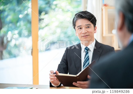 シニア夫婦に説明する営業マン　遺産相続を検討する老人 119849286