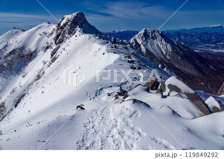 厳冬の八ヶ岳連峰・横岳主峰と阿弥陀岳の眺め 119849292