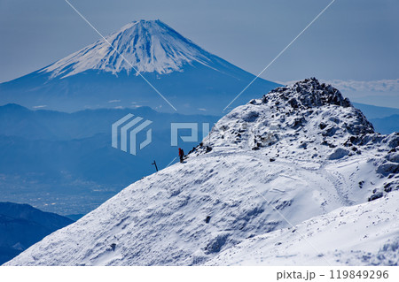 八ヶ岳連峰・横岳主峰から見る三叉峰と富士山 八ヶ岳連峰・横岳主峰から見る三叉峰と富士山 119849296