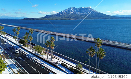 鹿児島市与次郎の海岸から積雪の桜島の空撮 鹿児島市与次郎の海岸から積雪の桜島の空撮 119849362