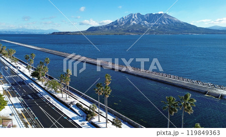 鹿児島市与次郎の海岸から積雪の桜島の空撮 鹿児島市与次郎の海岸から積雪の桜島の空撮 119849363