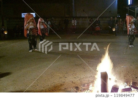 堀口の獅子舞(2002.11.14) 舞は「ひらにわ」「ぼんでん」「牝獅子がくし」の3種 堀口の獅子舞(2002.11.14) 舞は「ひらにわ」「ぼんでん」「牝獅子がくし」の3種 119849477