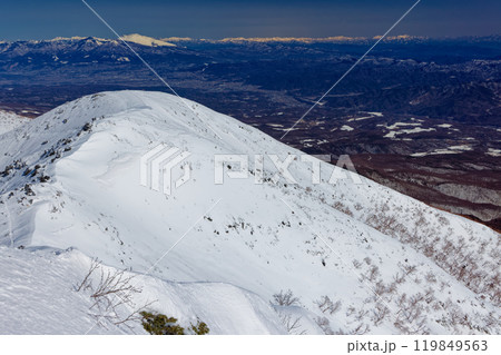 冬の八ヶ岳連峰・横岳主峰から見る浅間山と谷川連峰 119849563