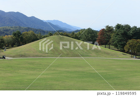 国営讃岐まんのう公園の竜頭の里の芝生広場の小山 国営讃岐まんのう公園の竜頭の里の芝生広場の小山 119849595